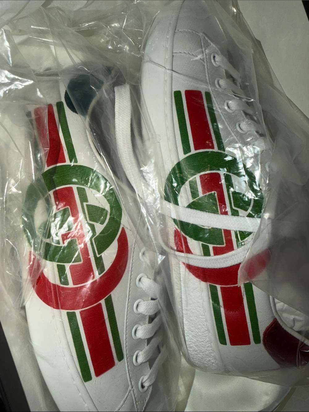 These are Gucci Ace Interlocking GG Logo sneakers - Picture 2 of 5